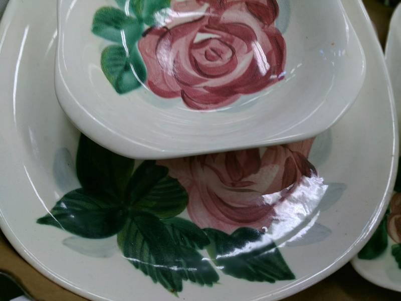 lot 6 image: Red Wing Pottery Dinnerware
