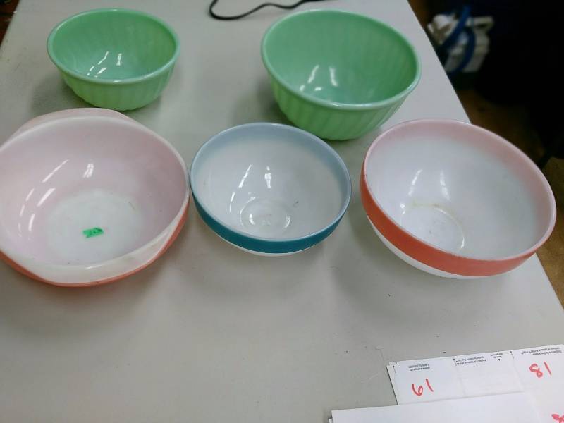 lot 10 image: Vintage Mixing Bowls