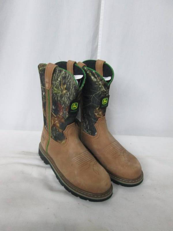 lot 5 image: John Deere Mens Camo Wellington Boot
