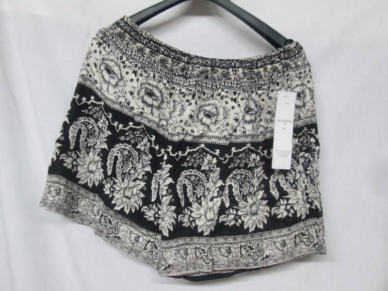 lot 57 image: Lola P Womens Scarf Print Short