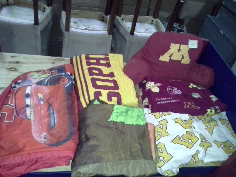 Minnesota Gopher Bedding and Pillows(Twin)