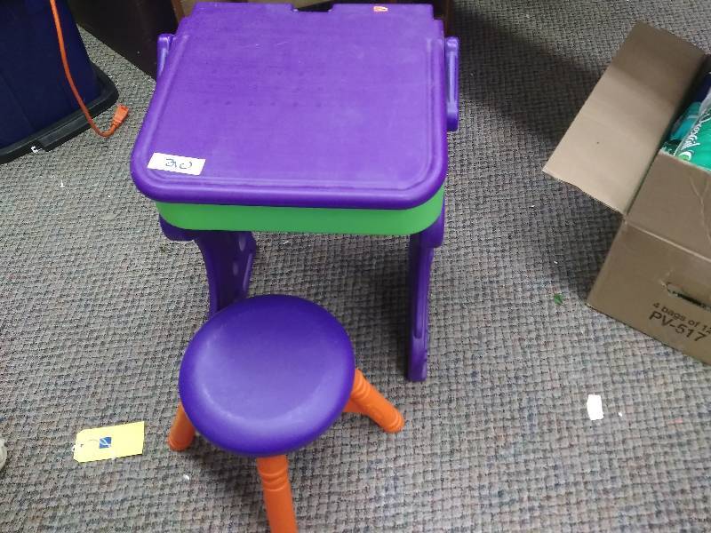 lot 20 image: Crayola Play Desk and Stool