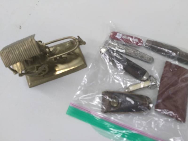 lot 24 image: Pocket Knife Lot