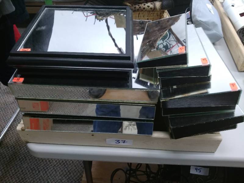 lot 37 image: Glass Dispay Platforms