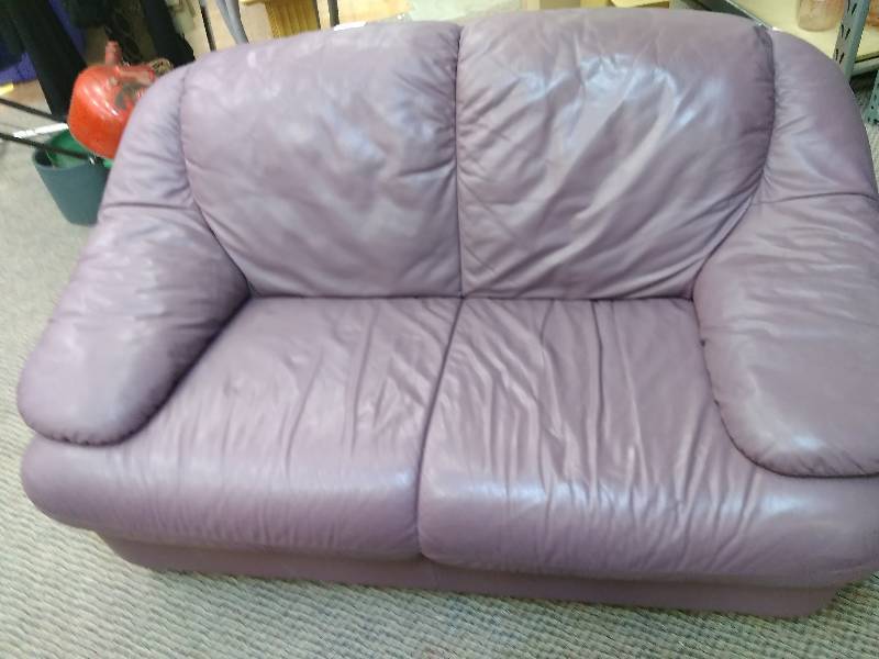 lot 49 image: Mauve Leather Love Seat