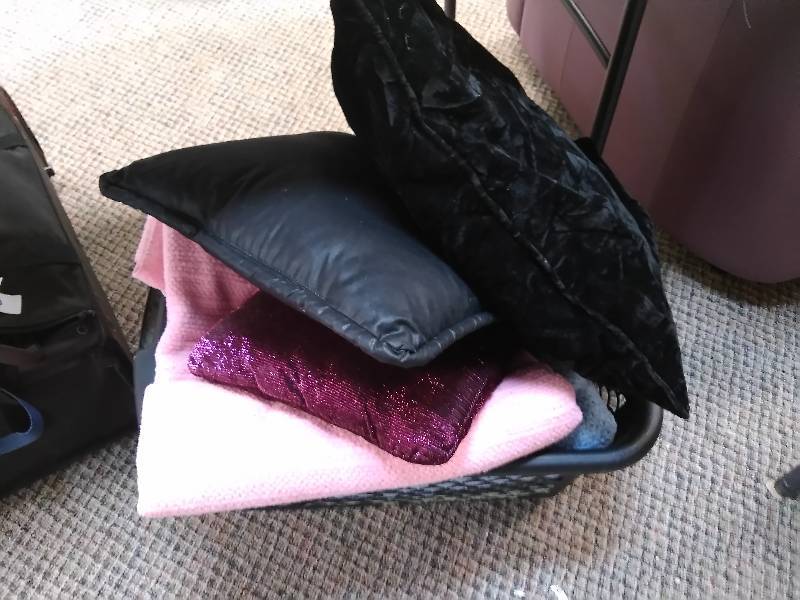 lot 59 image: Laundry Basket wBlankets & Pillows