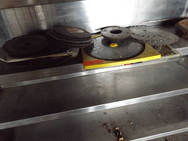 lot 50 image: Saw blades of various sizes and typ...