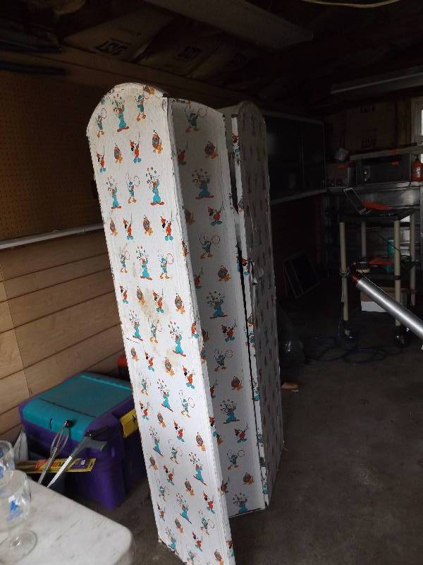 lot 30 image: Three panel child lightweight room ...