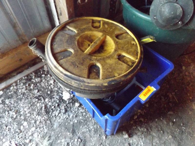 lot 90 image: Mobile spotlight, tire irons, plast...