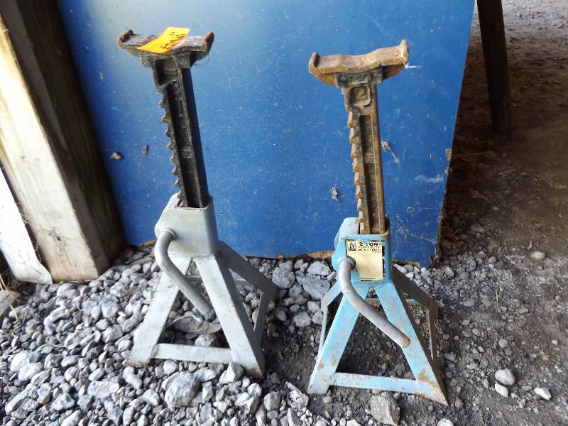 lot 99 image: Two jack stands, one 2 ton, gray on...