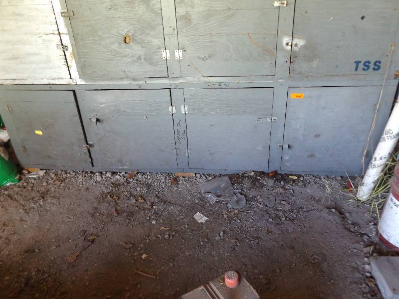 lot 136 image: Gray wood 4 door cabinet, bottom on...