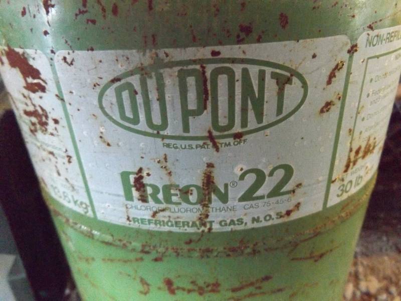 lot 137 image: Dupont freon cylinder...