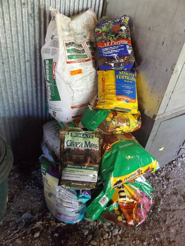 lot 139 image: Peat moss, potting mix, fertilizer,...