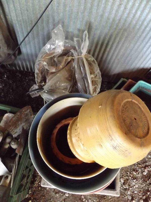 lot 146 image: Square plastic planter, round plast...
