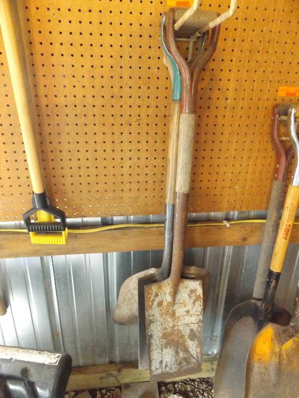 lot 185 image: 3 short handled shovels...