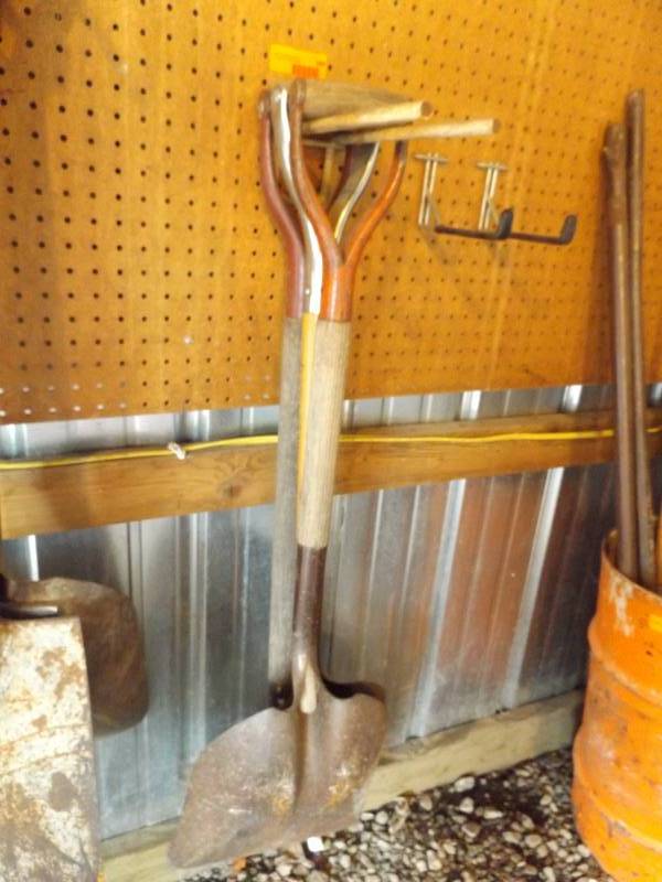 lot 184 image: 3 short handled heavy duty shovels...