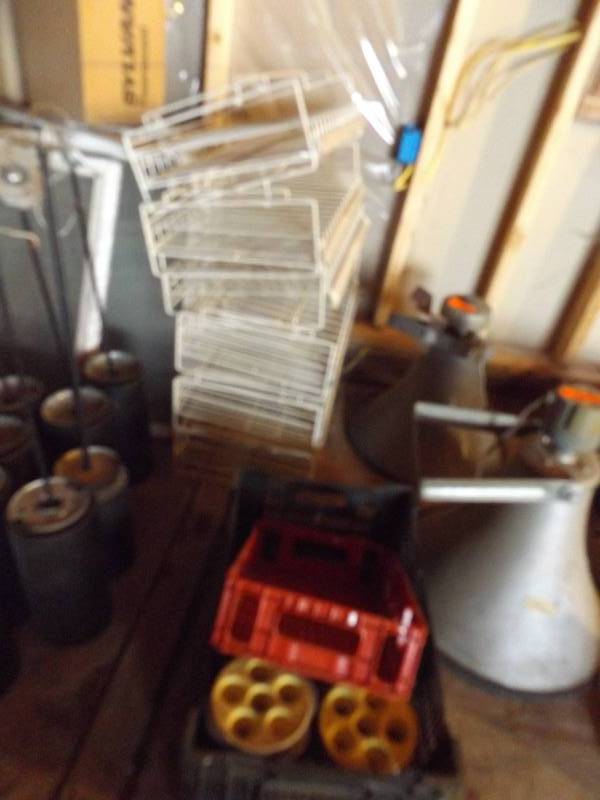 lot 287 image: 6 White shelf organizers, 9 escargo...