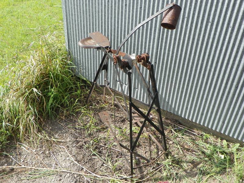 lot 16 image: Vintage knife sharpener without sto...