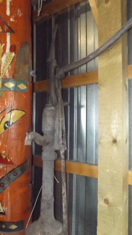 lot 225 image: Heavy metal vintage pump...