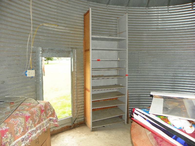 lot 189 image: Tall wood shelf painted gray...