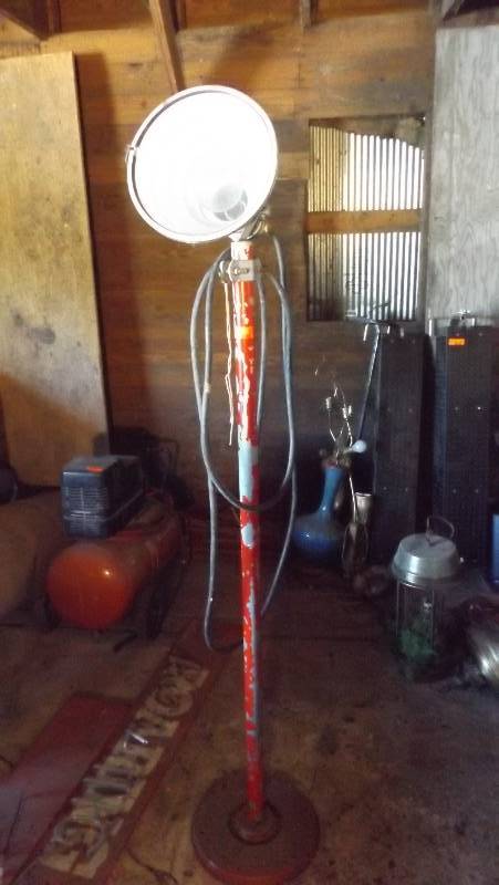 lot 304 image: 5 Shop light, works, ...