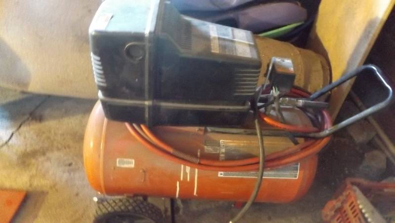 lot 307 image: Air compresser, works...
