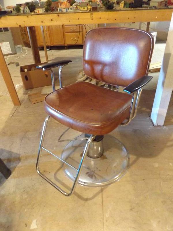 lot 323 image: Barber Chair