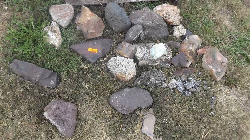 lot 371 image: Rocks...