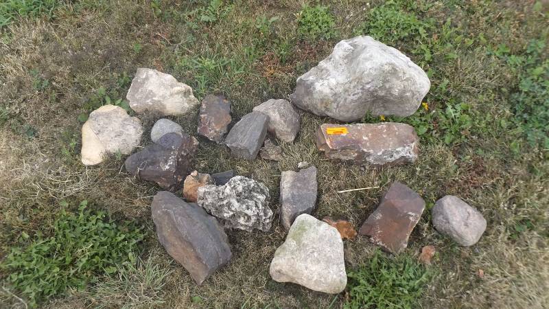 lot 372 image: Rocks...