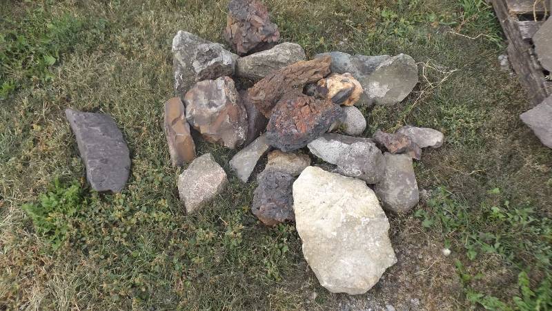 lot 370 image: Rocks...