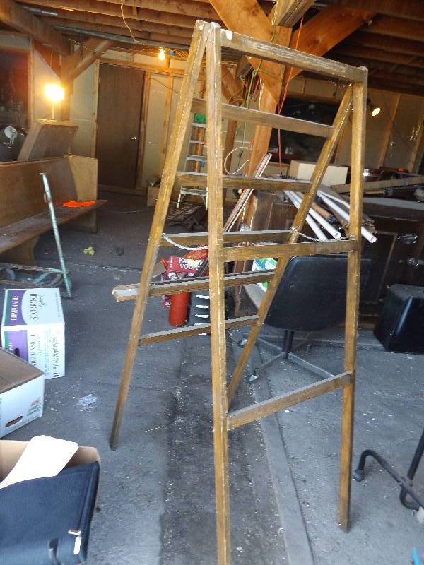 lot 313 image: Easel, clothes rack...