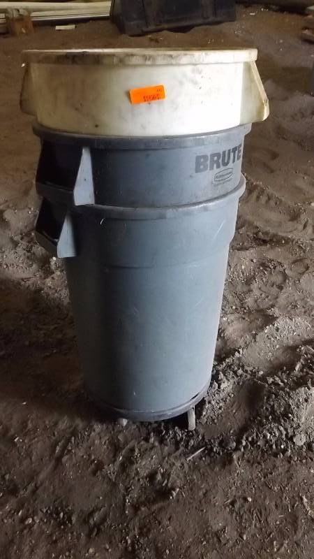 lot 431 image: Garbage cans...