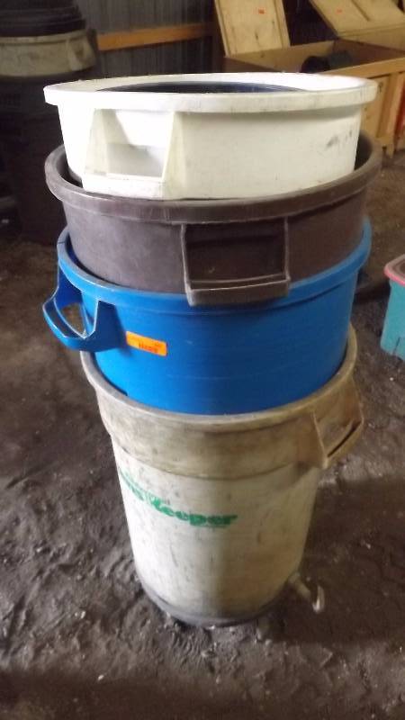lot 432 image: Garbage cans...