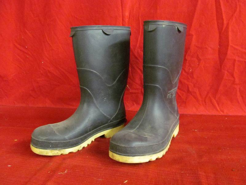 lot 120 image: Girls Boots