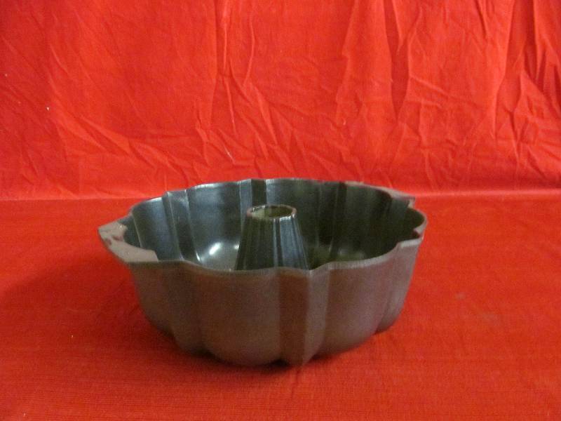 lot 131 image: Bundt Pan