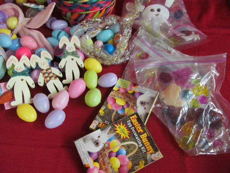 lot 137 image: Easter Dcor