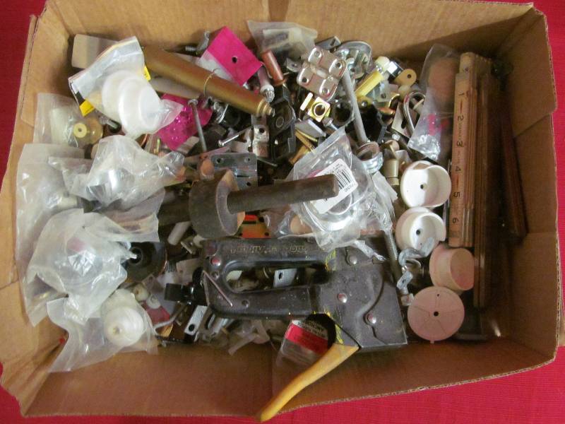 lot 140 image: Closet Hardware