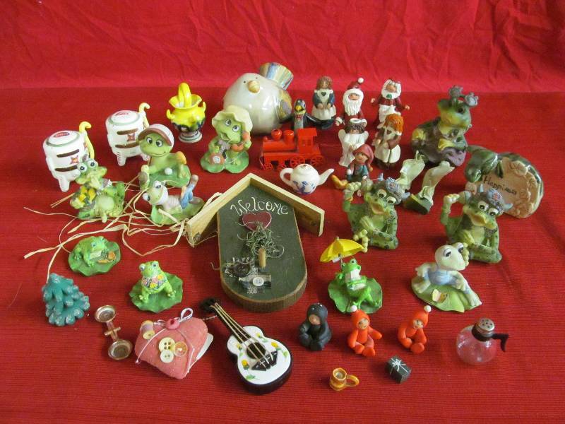 lot 167 image: Frog Figurines