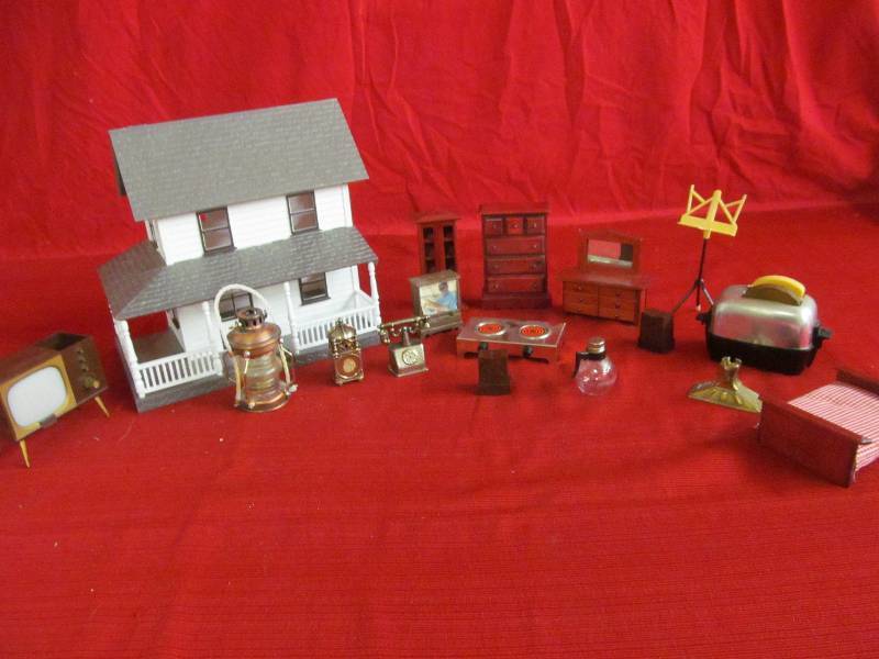 lot 168 image: Doll HouseDoll Furniture