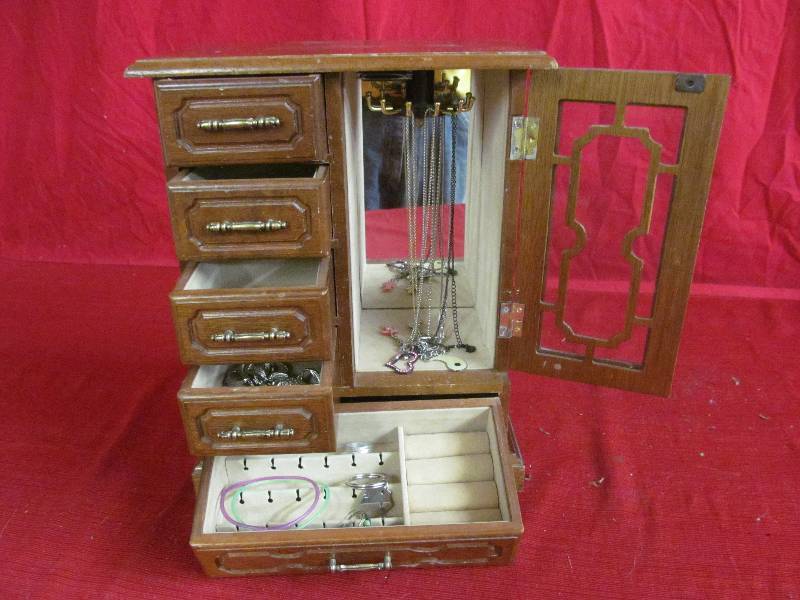 lot 181 image: Jewelry BoxJewelry