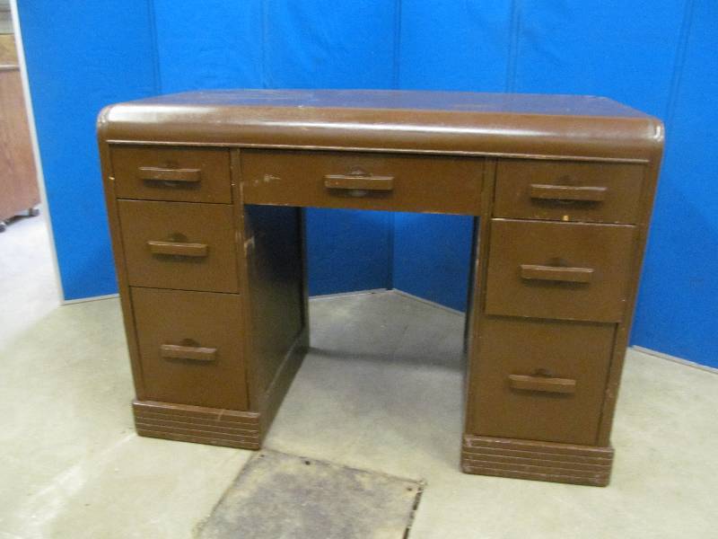 lot 4 image: Vintage Dresser