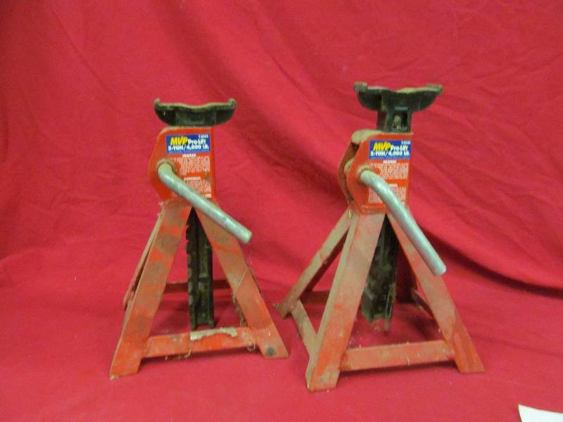 lot 18 image: Jack Stands