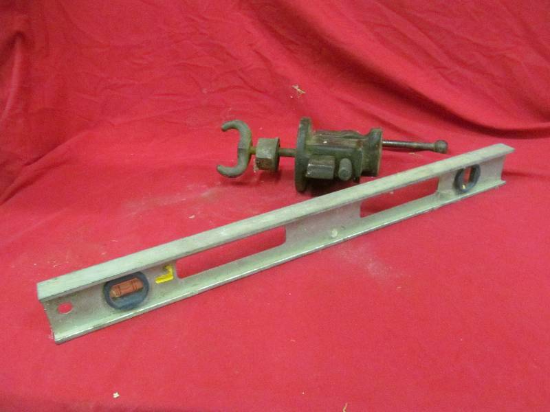 lot 21 image: LevelBench Vise