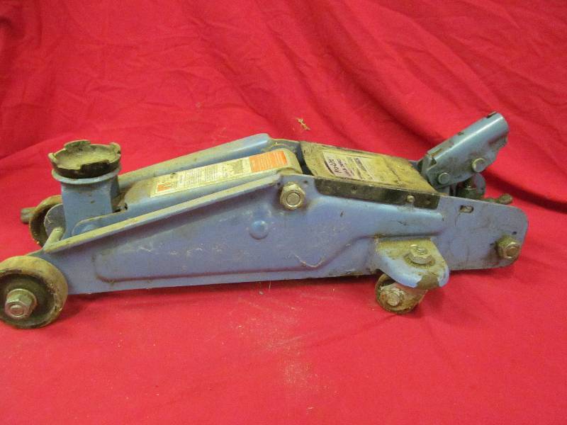 lot 24 image: Hydraulic Jack