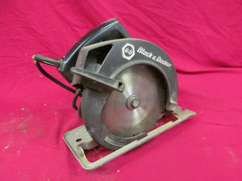 lot 28 image: Black & Decker Saw