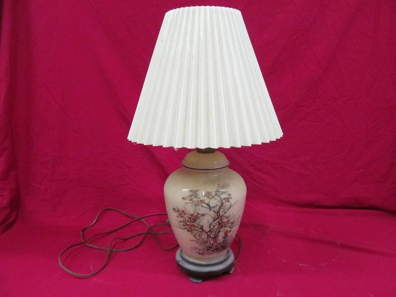 lot 45 image: Vintage Table Lamp