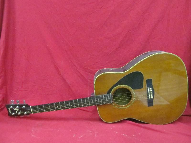 lot 49 image: Yamaha Guitar