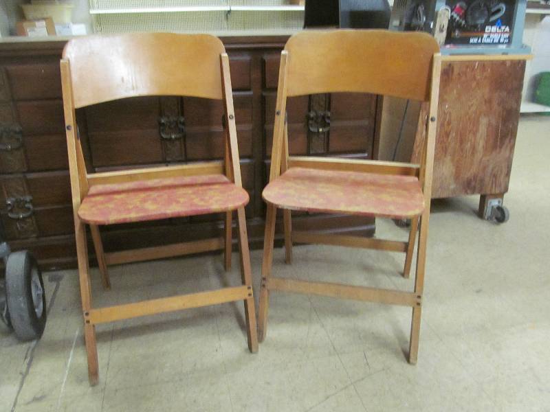 lot 76 image: Vintage Folding Chairs