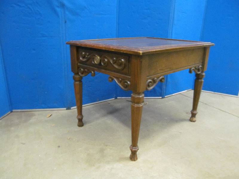 lot 259 image: End Table