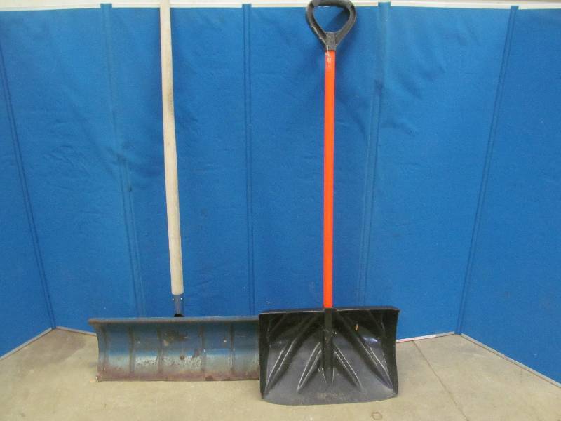 lot 260 image: Snow Shovels